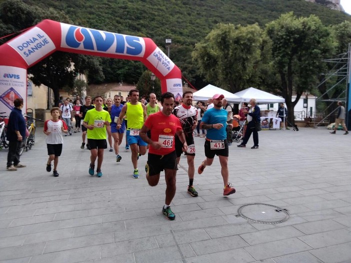 Nella fotogallery: alcuni momenti delle passate edizioni di "Cammina e corri tra i castelli" e del Memorial Berruti. L'aiuola del palasport rinnovata Nella fotogallery: alcuni momenti delle passate edizioni di "Cammina e corri tra i castelli" e del Memorial Berruti. L'aiuola del palasport rinnovata