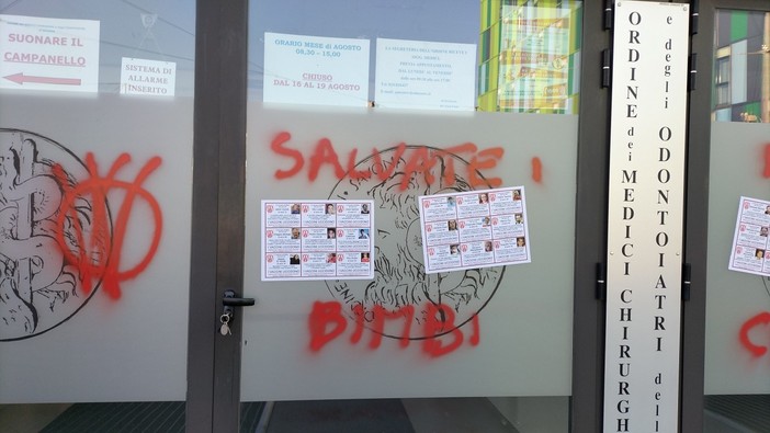 Scritte no-vax contro i medici, l'Udc savonese: "La violenza non è mai metodo per risolvere le controversie"