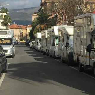 Via Vespucci ad Albenga diventa "campeggio" nei finesettimana, la preoccupazione dei residenti