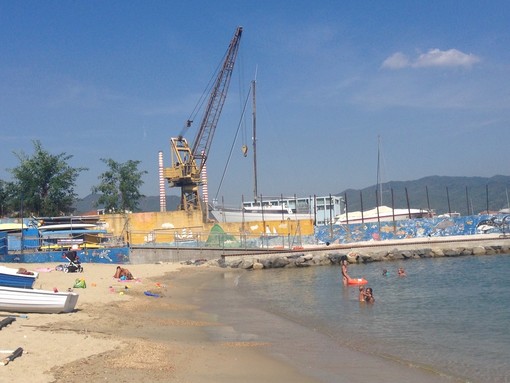 Maersk, M5S: "Spiagge cancellate, Santi ottiene in cambio secchiello e paletta"