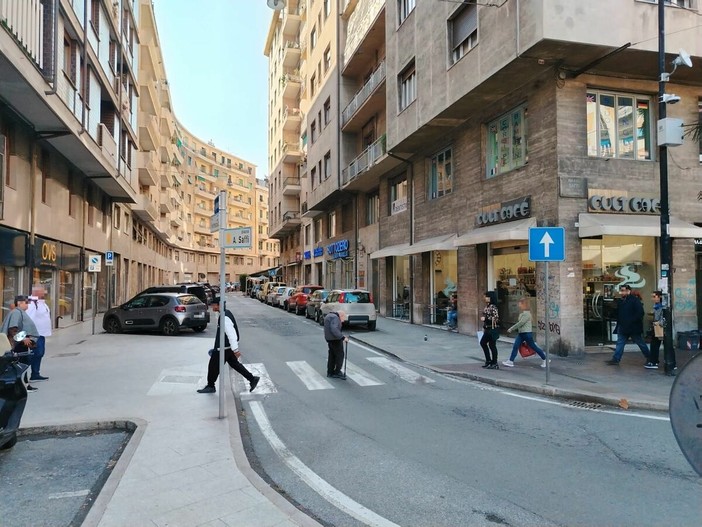 Senza fissa dimora crea scopiglio a Savona, una commerciante: "È entrato nel negozio dicendo che mi avrebbe ucciso"
