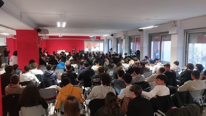 "Come un'onda contro la violenza sulle donne": il confronto con gli studenti al Ferraris Pancaldo (FOTO)
