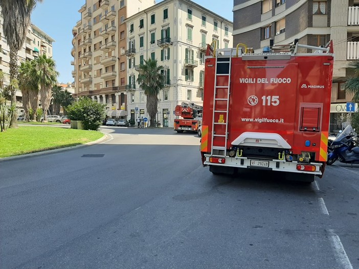 Savona, infiltrazioni d'acqua in un appartamento in piazza Saffi: sopralluogo dei vigili del fuoco