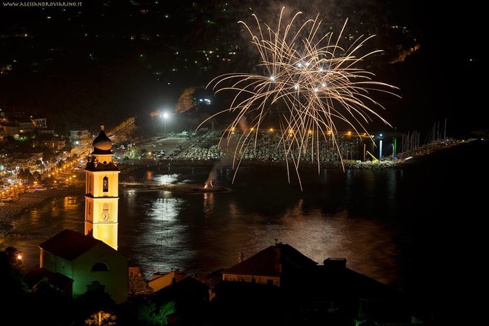 Quadruplo spettacolo di fuochi d'artificio questa sera ad Andora Quadruplo spettacolo di fuochi d'artificio questa sera ad Andora