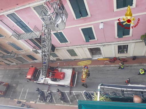 Savona, anziano colto da malore in casa. Le scale sono troppo strette e intervengono i vigili del fuoco Savona, anziano colto da malore in casa. Le scale sono troppo strette e intervengono i vigili del fuoco