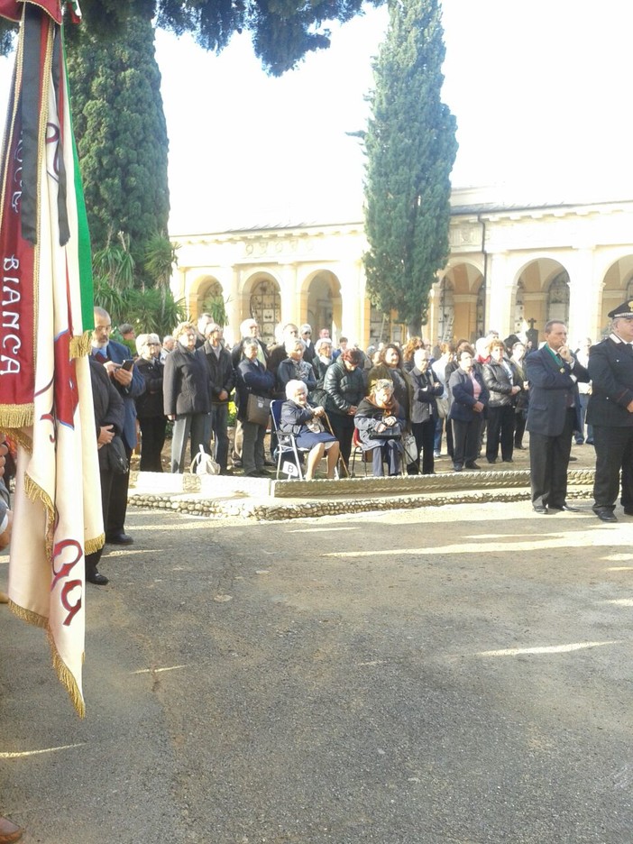 Monsignor Olivieri celebra la messa per i morti al cimitero di Leca d'Albenga Monsignor Olivieri celebra la messa per i morti al cimitero di Leca d'Albenga