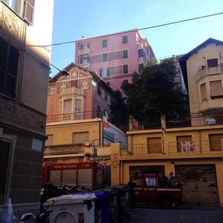 Savona: tetto a fuoco in via Oxilia
