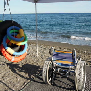 Accesso ai disabili e balneazione accompagnata: a Varazze inaugura la spiaggia libera attrezzata per un servizio senza ostacoli
