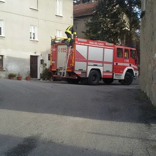 Dego, tegole pericolanti: intervento dei vigili del fuoco