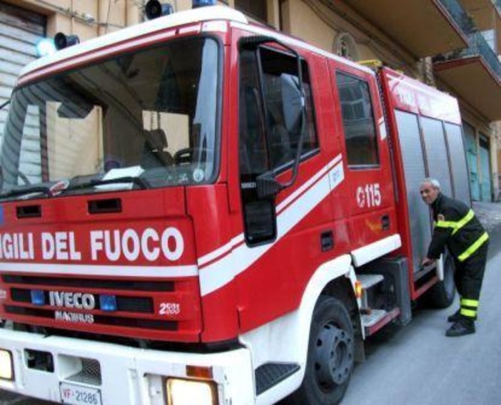 Albenga, un incendio ferma le canzoni natalizie nel centro storico: cassa per la musica a fuoco