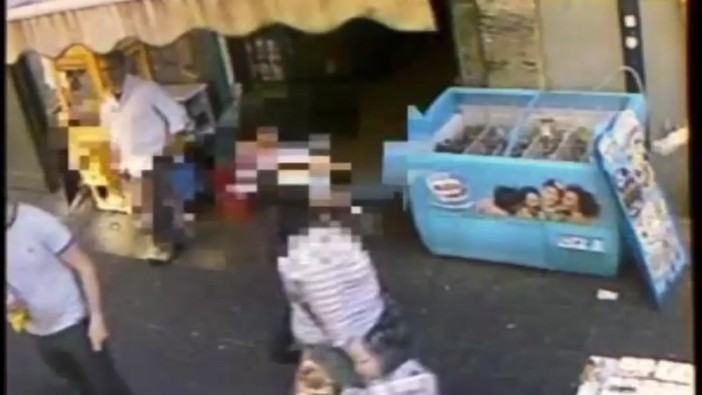 Due arresti per omicidio della caffetteria a Napoli, il video del 2009 che fece il giro del mondo