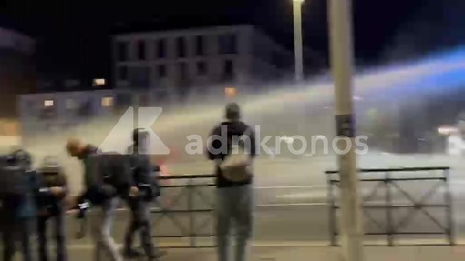 Violenti scontri a Torino: manifestanti lanciano bottiglie e pietre, polizia usa lacrimogeni e idranti Violenti scontri a Torino: manifestanti lanciano bottiglie e pietre, polizia usa lacrimogeni e idranti