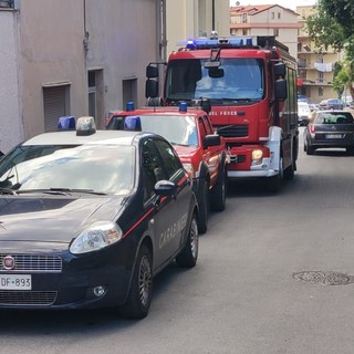 Cade dal secondo piano: uomo soccorso a Pietra Ligure