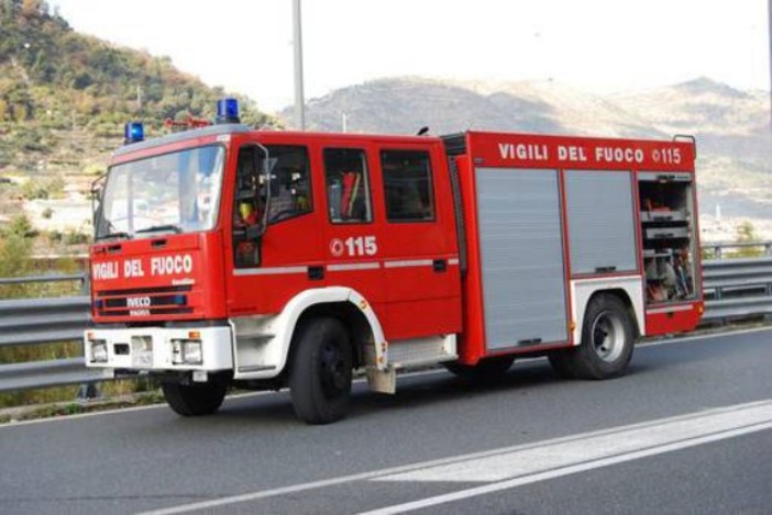 Incendio sterpaglie a Cadibona, intervento dei Vigili del Fuoco
