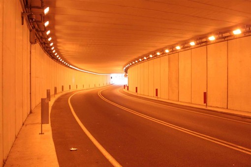 "Spegni lo spreco, accendi lo sviluppo" ma il Comune spende 83.000 Euro l'anno per illuminare il solo tunnel dell'Arsenale "Spegni lo spreco, accendi lo sviluppo" ma il Comune spende 83.000 Euro l'anno per illuminare il solo tunnel dell'Arsenale