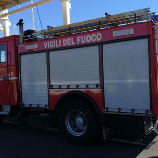 Principio di incendio di una barca a vela in porto a Loano