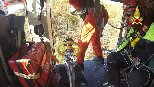 Cade nei boschi di Calizzano: donna soccorsa dall'elicottero (FOTO)