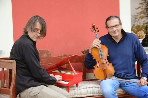 AcrossDuo ed il suo inconfondibile stile cross-over a Villa Faraggiana venerdì 6 luglio AcrossDuo ed il suo inconfondibile stile cross-over a Villa Faraggiana venerdì 6 luglio