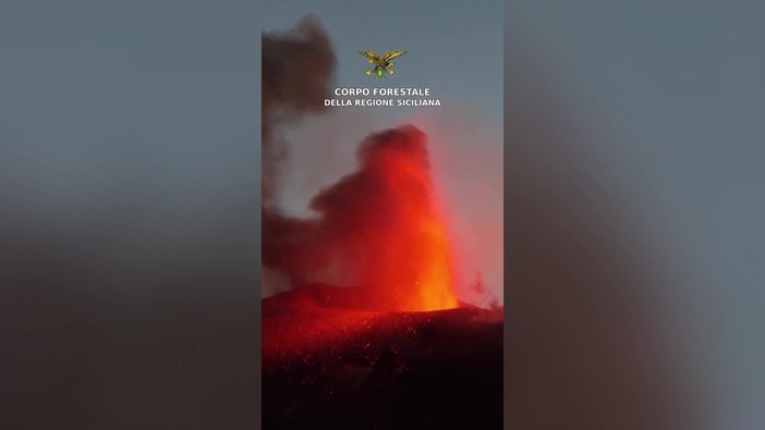 Etna, nuova bocca eruttiva nella Valle del Bove: le immagini