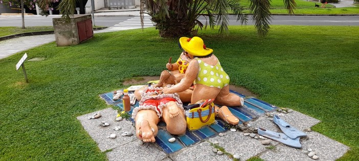 Vandalizzata l'opera "Curvy on the Beach" a Savona: rotta una gamba della "Bellezza a tutto tondo"