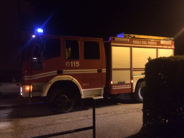 Carcare, dimenticano l'arrosto in forno: a fuoco una macelleria in via Castellani