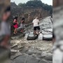 Acquazzone su Pompei, turisti usano le antiche strisce pedonali dei romani Acquazzone su Pompei, turisti usano le antiche strisce pedonali dei romani