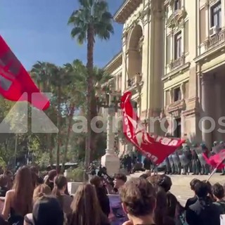 Sciopero scuola, a Roma fumogeni e bombe carta davanti Ministero Istruzione: "Valditara apri le porte"