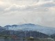 L'incendio nell'entroterra albenganese non si placa: evacuate alcune abitazioni, operative squadre di terra e aeree
