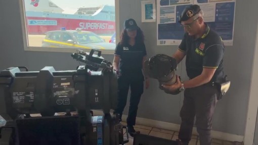 Francese arrestato a Bari, ecco i missili da guerra che trasportava nel furgone Francese arrestato a Bari, ecco i missili da guerra che trasportava nel furgone