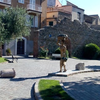 Villanova d'Albenga: vandalizzata la piazza della &quot;Donna delle Violette&quot;
