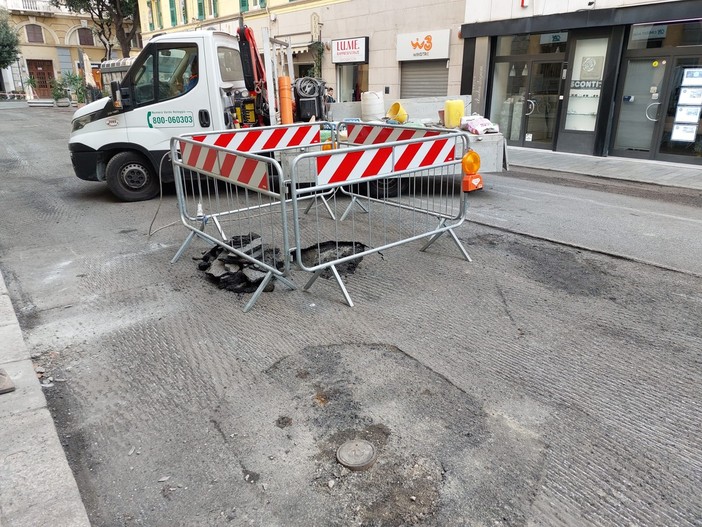 Basoli sotto via Ratti? Per ora si crea un buco nell'asfalto scarificato. Assessore Parodi: "Non ci sono problemi, per il futuro faremo indagini approfondite"