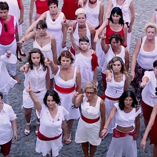 Savona, oggi diciamo basta alla violenza sulle donne con il Flash Mob  “Break The Chain”