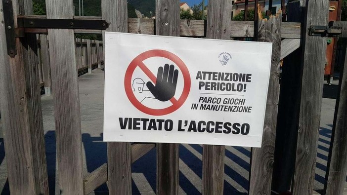 Manutenzione e messa in sicurezza aree gioco ad Albisola: scatta una chiusura temporanea