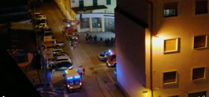 Danneggia un motorino in piazza del Popolo, poi sale sul muro di cinta della Questura di Savona: denunciato un 35enne marocchino Danneggia un motorino in piazza del Popolo, poi sale sul muro di cinta della Questura di Savona: denunciato un 35enne marocchino