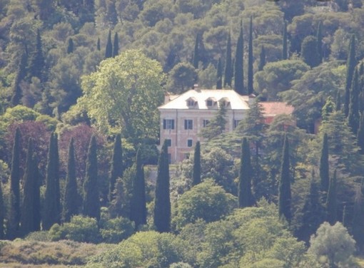 Un dibattito in riva al mare a Laigueglia per ripercorrere la storia di Villa Stampino ad Andora