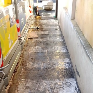 Savona, pulizia in via Schienacoste, iniziati anche i lavaggi programmati degli spazi occupati dai bidoni condominiali