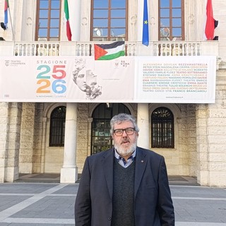 Bandiera della Palestina esposta dal balcone del Comune. Vaccarezza: &quot;La legge è uguale per tutti, meno che per i compagni&quot;