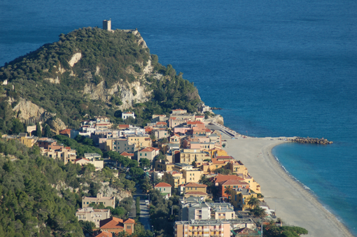 Varigotti, cade dalla torretta di Punta Crena e sbatte la testa: in codice giallo al Santa Corona