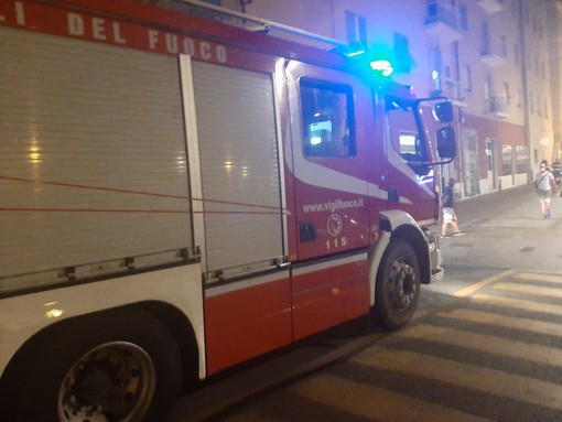 Albissola, esce del fumo dai tombini di via Italia: vigili del fuoco mobilitati (FOTO)