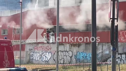 Milano, incendio alla stazione Garibaldi: fumo e uffici evacuati