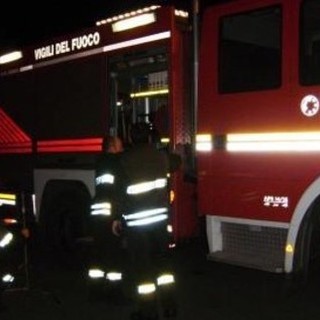 Alassio, cassonetto a fuoco sull'Aurelia: intervento dei vigili del fuoco