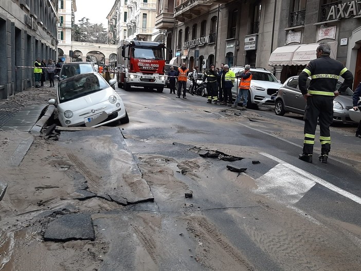 Savona: in via Cesare Battisti cede una tubatura e "frana" una parte di strada (FOTO e VIDEO)