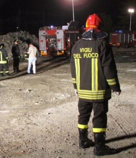 Villanova d'Albenga: sterpaglie a fuoco intervento dei Vigili del Fuoco nella notte