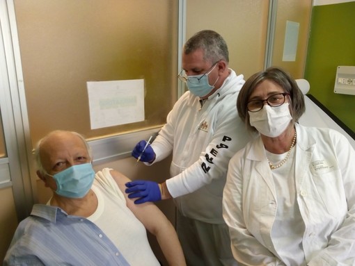 Il dottor Renato Giusto è il primo savonese vaccinato contro il Covid: "Soddisfattissimo, giusto farlo"