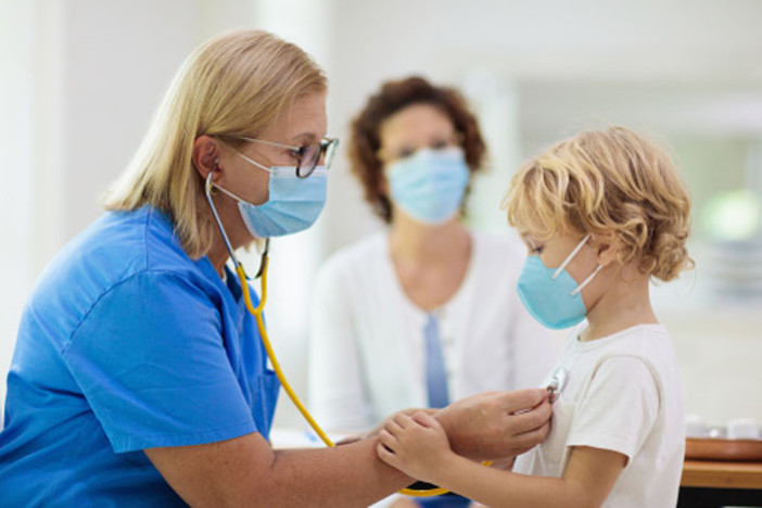 Da lunedì cade l'obbligo di utilizzare mascherina in ospedali, ambulatori, centri diagnostici. Forse una deroga per Rsa