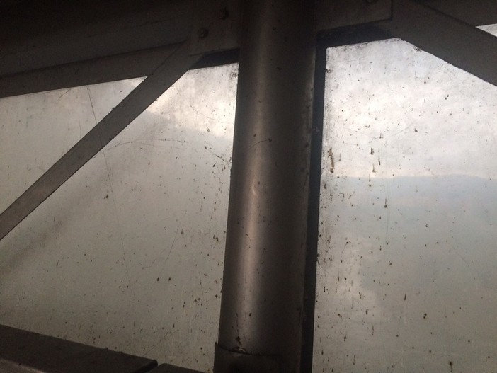 Cairo Montenotte, scarsa pulizia sui vetri della passerella del ponte Stiaccini: la segnalazione di un lettore Cairo Montenotte, scarsa pulizia sui vetri della passerella del ponte Stiaccini: la segnalazione di un lettore
