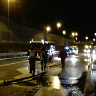 Camion a fuoco all'imbocco dell'autostrada a Savona, viabilità ripristinata (FOTO)