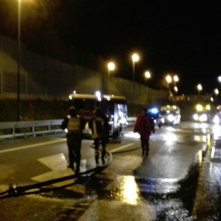 Camion a fuoco all'imbocco dell'autostrada a Savona, viabilità ripristinata (FOTO) Camion a fuoco all'imbocco dell'autostrada a Savona, viabilità ripristinata (FOTO)