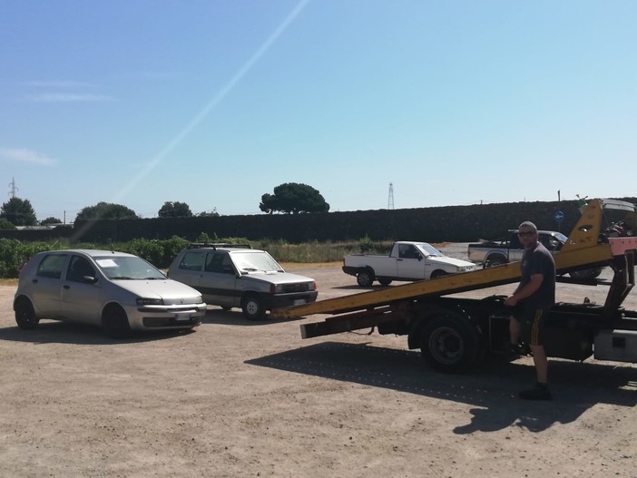 Albenga, la polizia locale rimuove 7 veicoli abbandonati e senza assicurazione