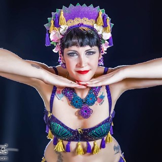 Savona, al Circolo ARCI Chapeau, un weekend speciale tra Burlesque, Drag Queen, danze Swing e tributo a De Andrè per un tuffo nella musica d'autore